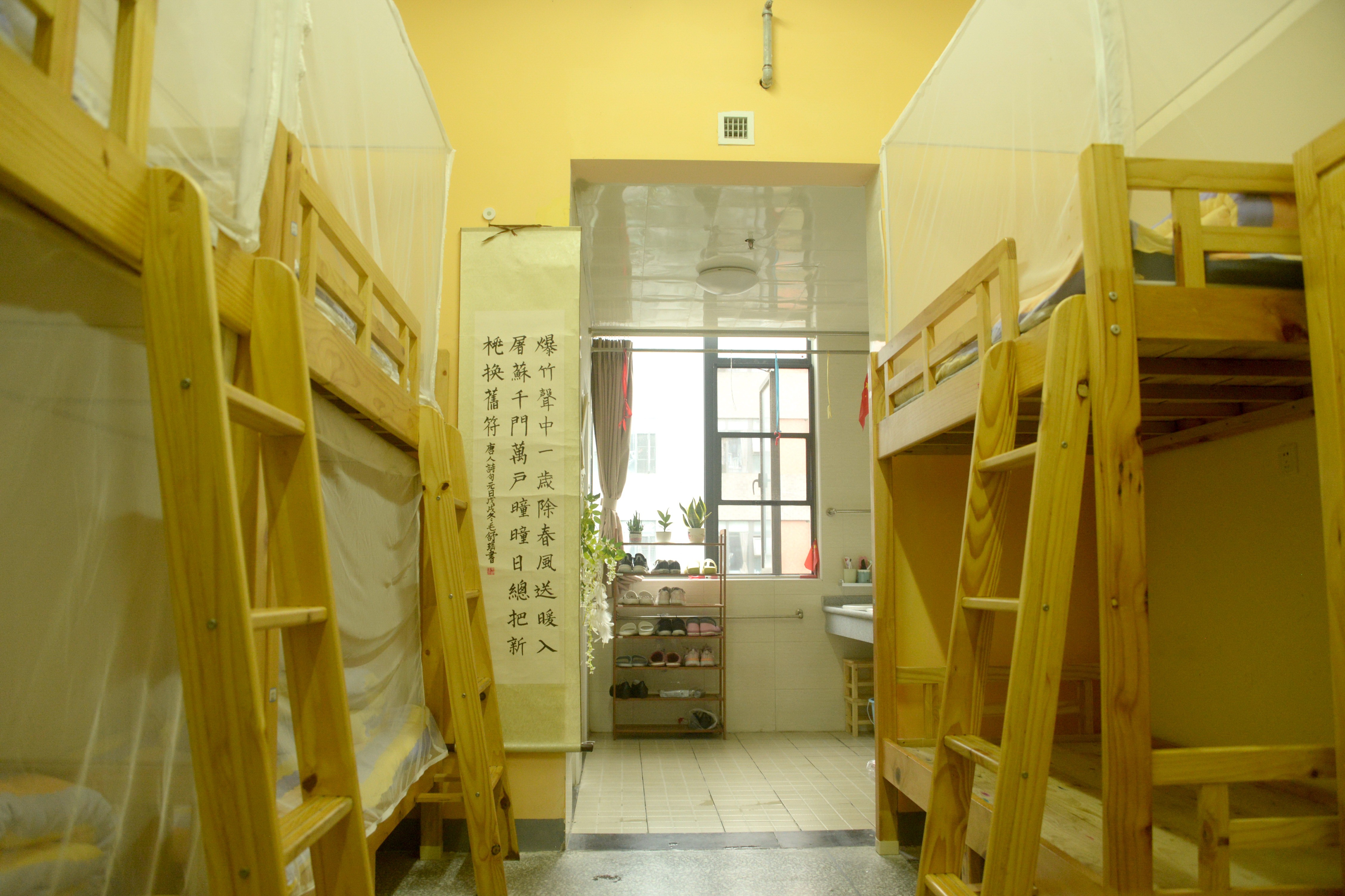 成都外国语学校寝室图片